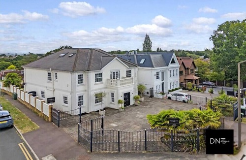 Redbridge House | Lux 7BR Chigwell House & Garden