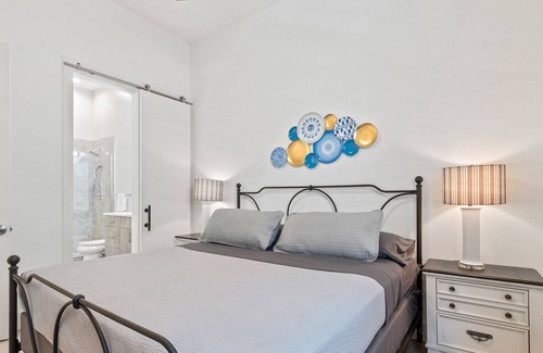 Cedars Apartment | LUX Apartment in the City! 1 King/1Queen/ 2 Bath