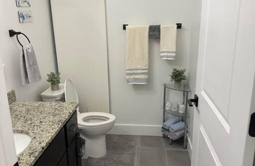 Downtown Baltimore Apartment | Lux Apartment Queen bed Downtown Baltimore, free parking