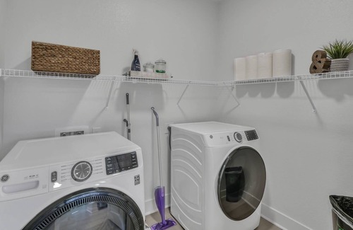 Spring Apartment | Lux Apt, Covered Parking, Workspace, Community Pool, Fitness Center
