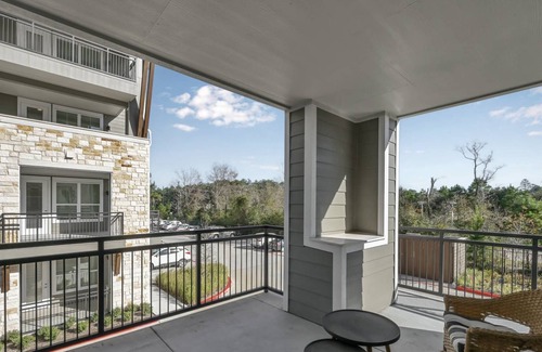 Spring Apartment | Lux Apt, Covered Parking, Workspace, Community Pool, Fitness Center