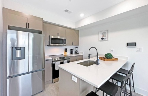 Brookland Bed & Breakfast | LUX Brookland Penthouse | RoofDeck | Skyline View