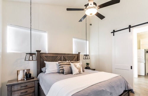 Prescott House | Lux Cabin, Hot Tub, Views, Huge Deck, Shuffleboard & MORE!