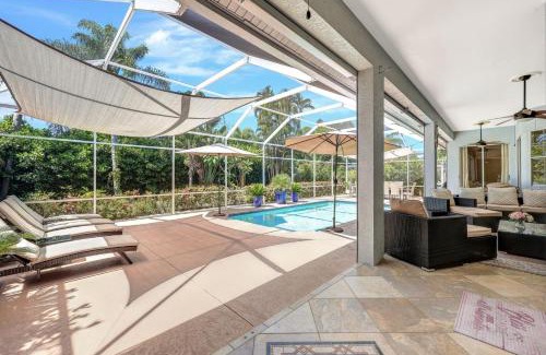 Naples Park House | Lux Family 3 BR With Pool Villa Walk To Beach and Mercato