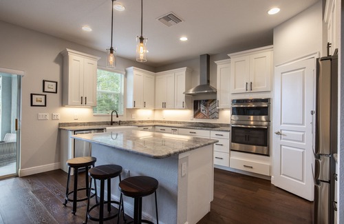 North Hyde Park House | Lux Home - 5 Bedroom Downtown/Hyde Park - 30min to Beaches - 10min to Airport