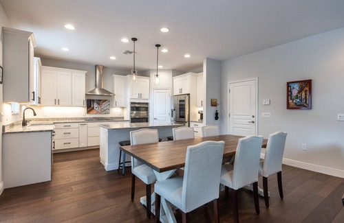 North Hyde Park House | Lux Home - 5 Bedroom Downtown/Hyde Park - 30min to Beaches - 10min to Airport