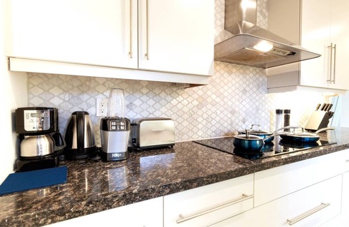 Bathurst Manor House | Lux House with 7 Bedrooms/3 Baths + Yoga/Sun Room