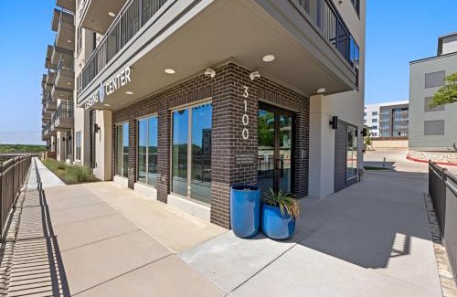 Scofield Farms Apartment | Lux King Suite-Patio & Pool-Gym-By Domain Mall