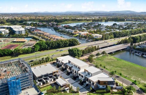 Gold Coast Apartment | Lux Lakeside Apt - Gold Coast