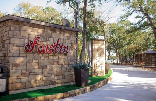 Austin Villa | Lux Lounge 7744 Ranch Resort Austin - COTA