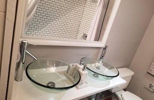 Glenham Apartment | Lux Modern APT wash dryer dishwasher
