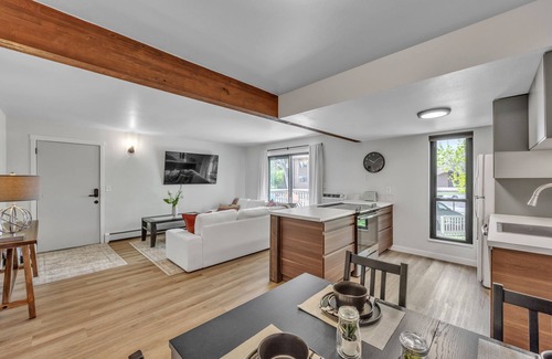 East Boulder Condo | LUX Modern Condo - POOL - Free Parking - CLEAN