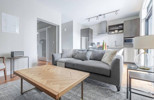 Mount Vernon Triangle Apartment | Lux Mount Vernon 1BR w/Gym, Rooftop, W/D, walk to Metro, by Blueground
