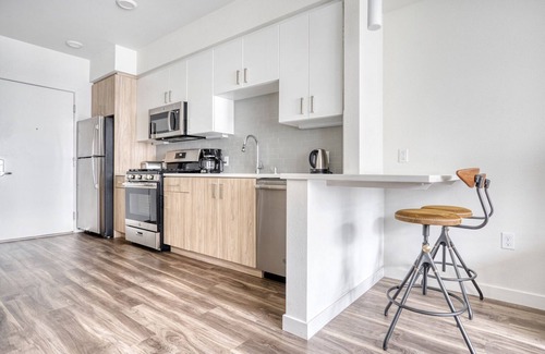 Oakland Ave - Harrison St Apartment | Lux Oakland Studio w/Gym, Pool & AC, 2 min walk to Target, by Blueground