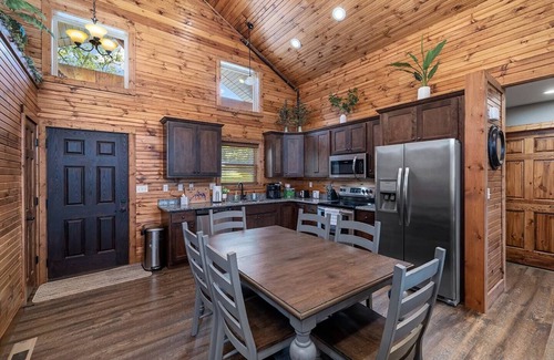 Reeds Spring Cabin | Lux Romance w/ Private Hot Tub & Outdoor Fireplace
