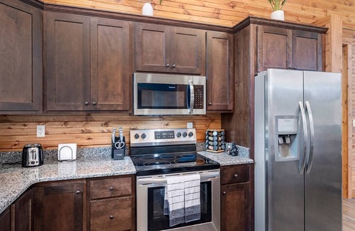 Reeds Spring Cabin | Lux Romance w/ Private Hot Tub & Outdoor Fireplace