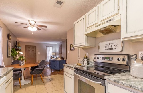 Abilene House | Lux stay at Yeomans Place! Make this designer decorated space your next stay!