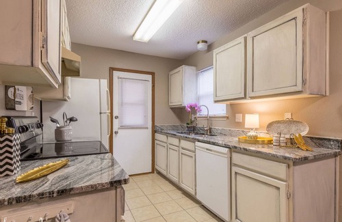 Abilene House | Lux stay at Yeomans Place! Make this designer decorated space your next stay!