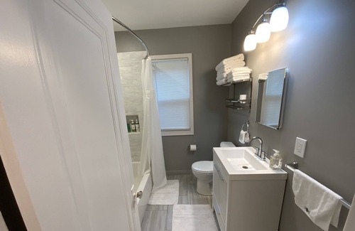 Grosse Pointe Apartment | Lux Stay. Beautiful renovated 3 bedrooms 1 bath in Grosse Pointe/Detroit area.