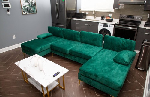 North Philadelphia East Apartment | Lux stay by Center City/Temple with King bed and Spacious Bedrooms