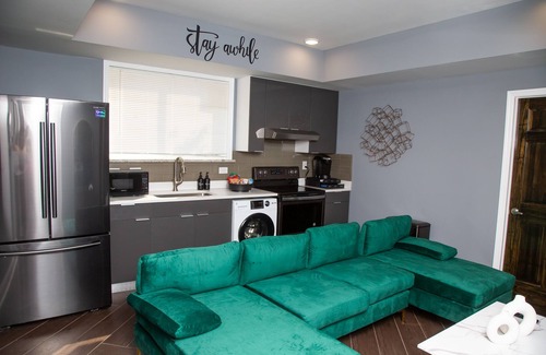 North Philadelphia East Apartment | Lux stay by Center City/Temple with King bed and Spacious Bedrooms