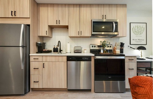 East Liberty Apartment | LUX - Studio + King Bed + Gym + Free Parking