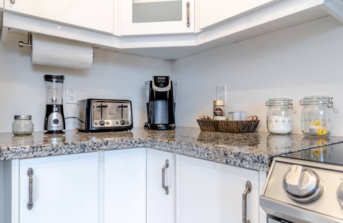 County of Brant House | Lux Stylish 4BR Home~Spotless~Fully Private~Office~Private Yard~Near Hwy & Parks