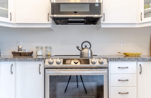 County of Brant House | Lux Stylish 4BR Home~Spotless~Fully Private~Office~Private Yard~Near Hwy & Parks