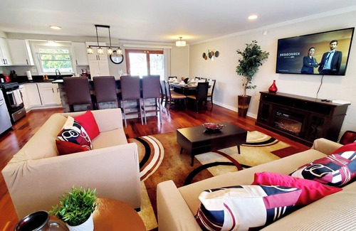 Fox Valley House | Lux TriLevel Big 4 BR House Yard & Pond View in the Hearth of Schaumburg
