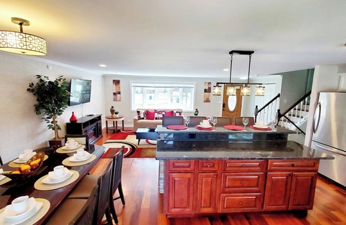 Fox Valley House | Lux TriLevel Big 4 BR House Yard & Pond View in the Hearth of Schaumburg