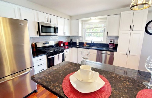 Fox Valley House | Lux TriLevel Big 4 BR House Yard & Pond View in the Hearth of Schaumburg
