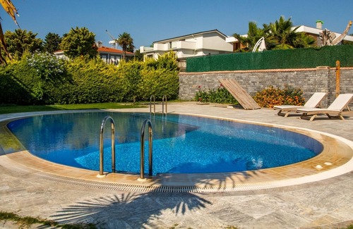 Altınyunus Mahallesi Villa | Lux Villa w Pool, Garden 3 min to Sea in Cesme