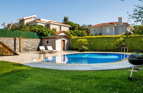 Altınyunus Mahallesi Villa | Lux Villa w Pool, Garden 3 min to Sea in Cesme