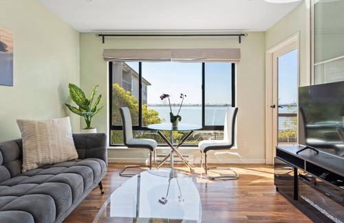 Emeryville Apartment | Lux Water View with Balcony Minutes -San Francisco