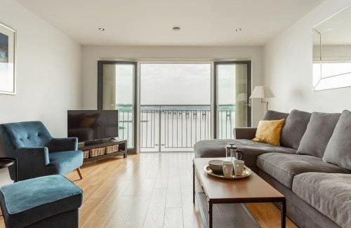 Dundee Apartment | Lux Waterfront 2 bed Apt, V&A 10min walk, St Andrew's Golf 25min drive