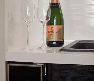 Kallio Apartment | LuxCityhome 300m metro with glass balcony