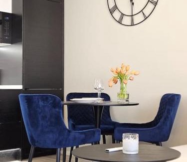 Kallio Apartment | LuxCityhome 300m metro with glass balcony