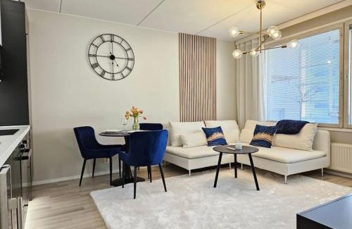 Kallio Apartment | LuxCityhome 300m metro with glass balcony