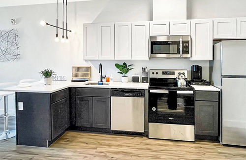 Elizabeth Apartment | Luxe 1 BR Apartment -near NYC, EWR, PRU,NJPAC, Dwntwn Newark,MetLife