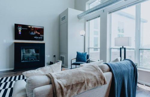 DeBaliviere Place Apartment | Luxe 2BR-1BA Penthouse w Balcony & Pool