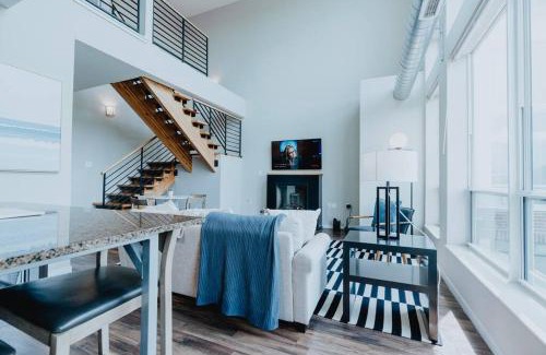 DeBaliviere Place Apartment | Luxe 2BR-1BA Penthouse w Balcony & Pool