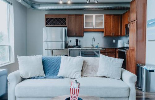 DeBaliviere Place Apartment | Luxe 2BR-1BA Penthouse w Balcony & Pool