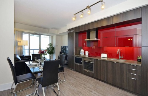 Downtown Toronto Apartment | Luxe 2BR Apt with Jacuzzi and GYM, near CN Tower