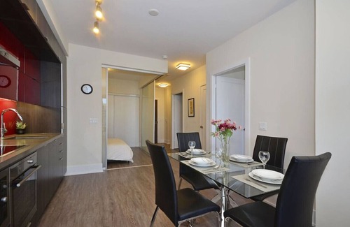 Downtown Toronto Apartment | Luxe 2BR Apt with Jacuzzi and GYM, near CN Tower
