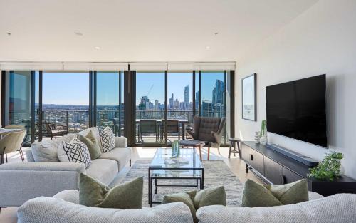 Broadbeach Apartment | Luxe 3bd Ocean & City views 2 Min beach OPUS