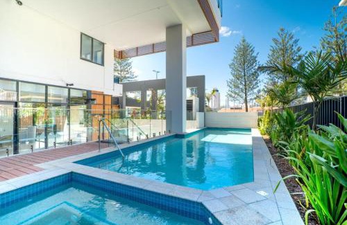 Broadbeach Apartment | Luxe 3bd Ocean & City views 2 Min beach OPUS