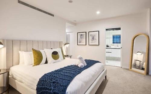Broadbeach Apartment | Luxe 3bd Ocean & City views 2 Min beach OPUS