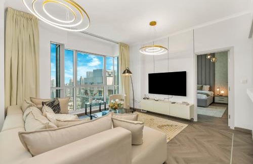 Downtown Dubai Apartment | Luxe 4 bedroom Apartment I Burj Khalifa & Fountain Views I Free Gym, Pool, Parking, Wi-Fi and PS5 I by Skyline Serenity