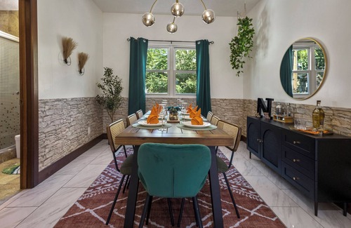 Lincoln House | Luxe 4bd - Movie, Games - Centrally Located