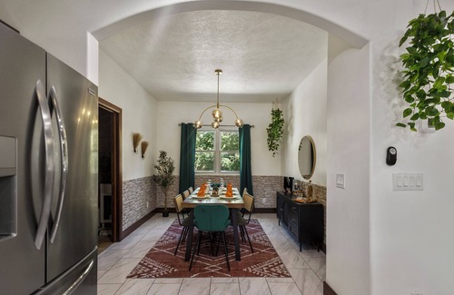 Lincoln House | Luxe 4bd - Movie, Games - Centrally Located